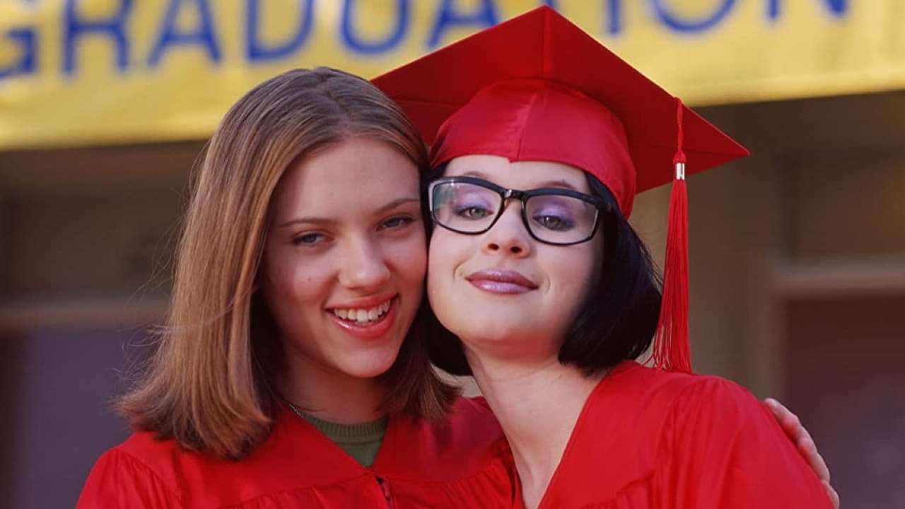 two girls graduating